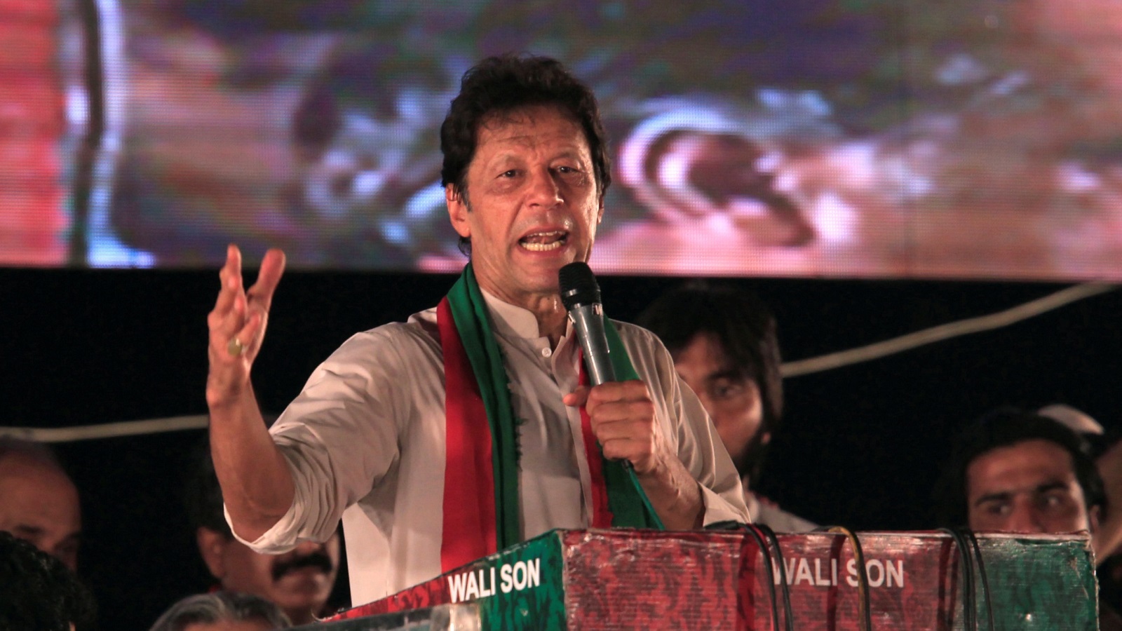 خان وعد خلال حملته الانتخابية باقتلاع جذور الفساد في بلاده (رويترز)