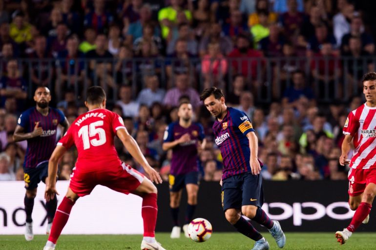 BARCELONA, SPAIN - SEPTEMBER 23: Lionel Messi of FC Barcelona conducts the ball between Juanpe (L) and Pere Pons (R) of Girona FC during the La Liga match between FC Barcelona and Girona FC at Camp Nou on September 23, 2018 in Barcelona, Spain. (Photo by Alex Caparros/Getty Images)