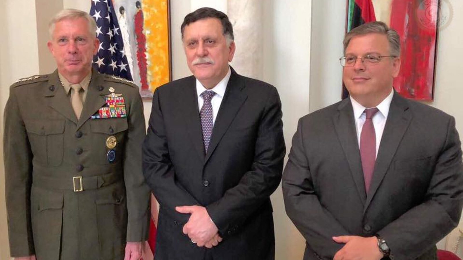 ‪السراج يتوسط القائم بأعمال السفارة الأميركية لدى ليبيا وقائد قوات أفريكوم في لقاء جمعهم بالعاصمة تونس‬ (مواقع التواصل الاجتماعي)