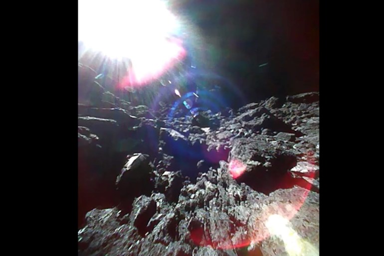 صورة من الفيديو الذي أرسلته المركبة الجوالة مينيرفا-اا1بي لسطح الكويكب ريوغو (وكالة الفضاء اليابانية)