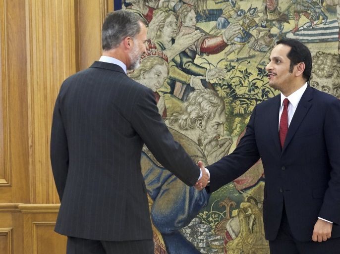 MADRID, SPAIN - SEPTEMBER 13: King Felipe VI of Spain (L) shakes hands with Qatari Foreign Minister Mohammed bin Abdulrahman Al-Thani (R) prior to a meeting at the Zarzuela Palace on September 13, 2018 in Madrid, Spain. (Photo by Carlos Alvarez/Getty Images )