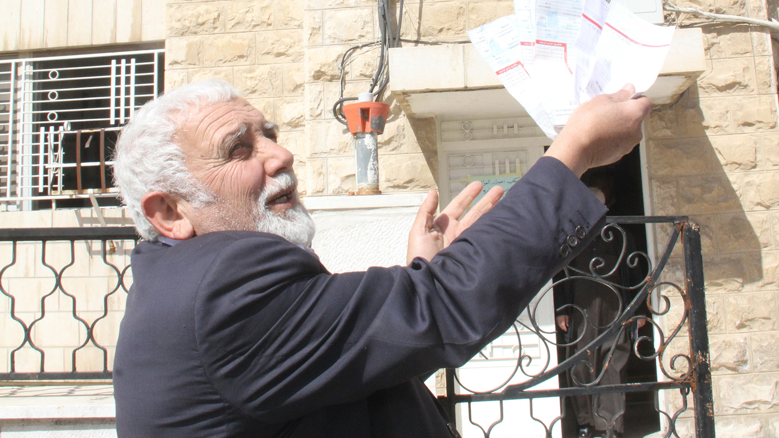 مواطن أردني يحتج على ارتفاع قيمة فواتير الكهرباء بطريقته الخاصة (الجزيرة نت)