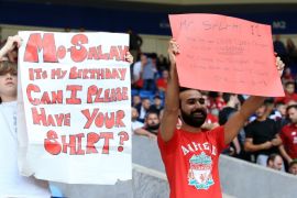 LEICESTER, ENGLAND - SEPTEMBER 01: A fan holds up a Mohamed Salah of Liverpool shirt request sign during the Premier League match between Leicester City and Liverpool FC at The King Power Stadium on September 1, 2018 in Leicester, United Kingdom. (Photo by Marc Atkins/Getty Images)