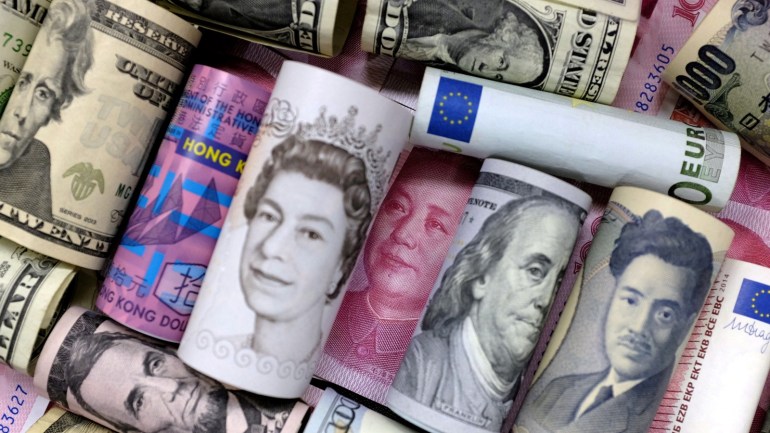 FILE PHOTO: Euro, Hong Kong dollar, U.S. dollar, Japanese yen, pound and Chinese 100 yuan banknotes are seen in this picture illustration, January 21, 2016. REUTERS/Jason Lee/Illustration/File Photo