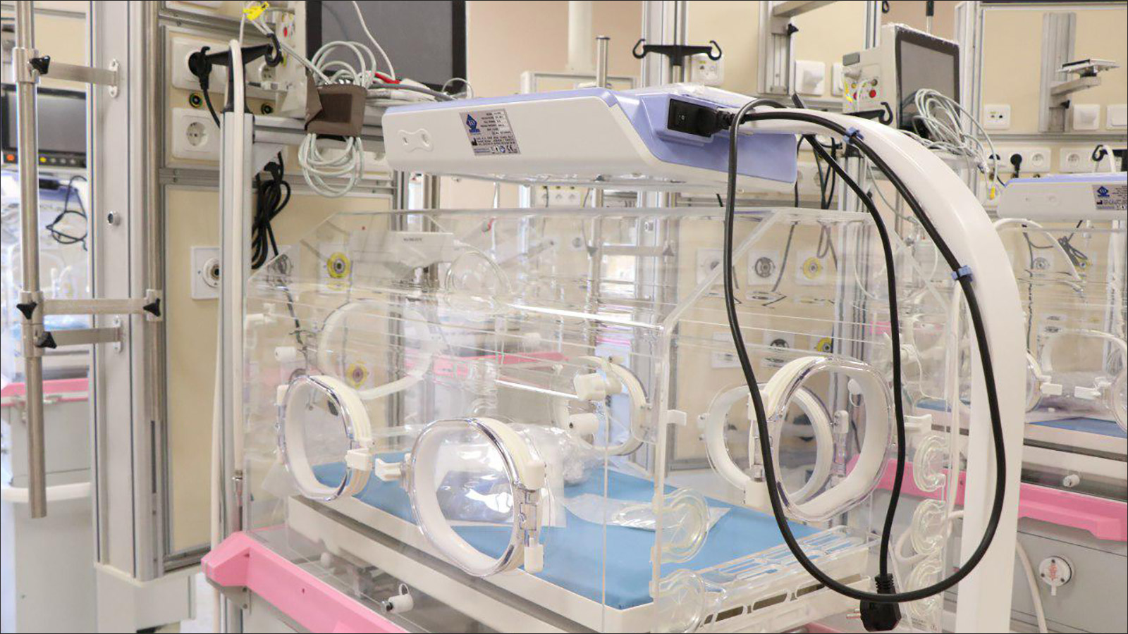 ‪يحتوي المستشفى على تجهيزات طبية حديثة خاصة بحديثي الولادة‬  (الجزيرة)