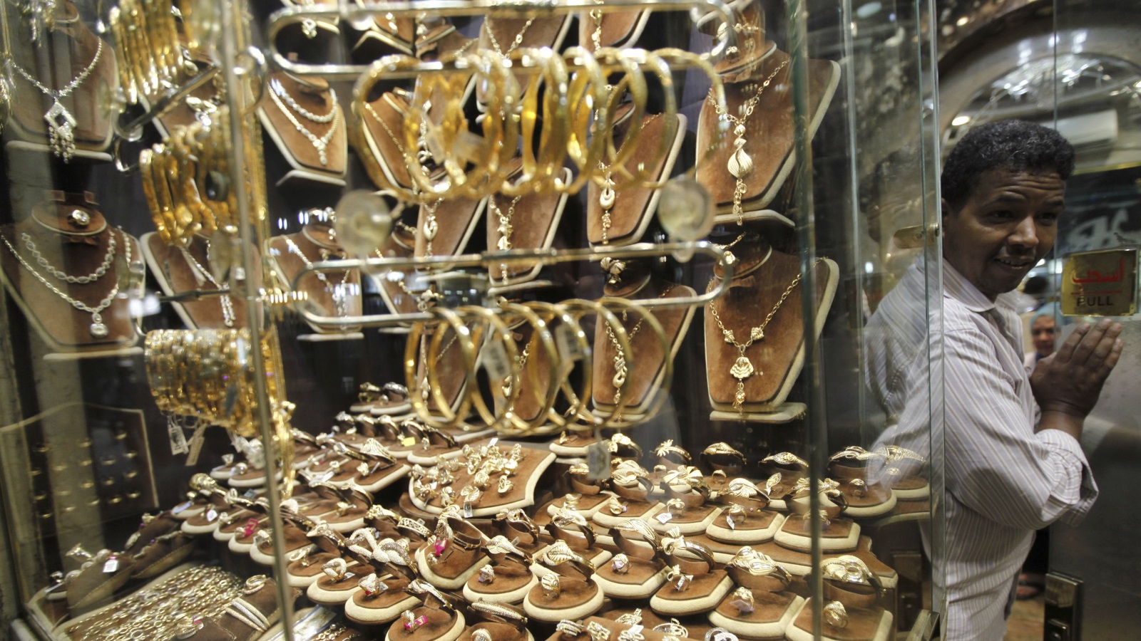المصريون يعزفون عن شراء الذهب بعد ارتفاع الأسعار (رويترز)