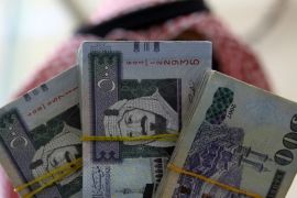 A Saudi money changer displays Saudi Riyal banknotes at a currency exchange shop in Riyadh, Saudi Arabia September 29, 2016. REUTERS/Faisal Al Nasser