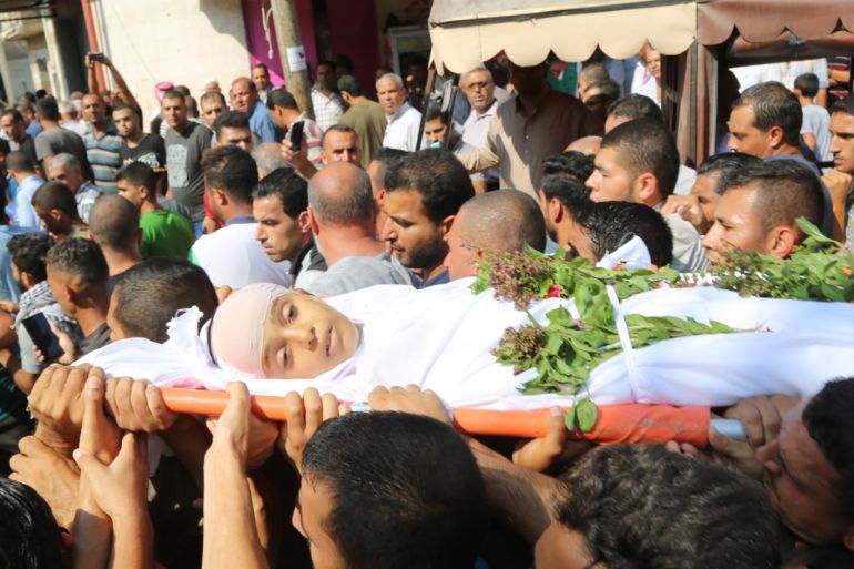 فلسطينيون يشيعون الطفل ناصر مصبح (12 عاما) الذي استشهد برصاص قناص إسرائيلي أثناء مسيرات العودة شرق خان يونس بجنوب قطاع غزة
