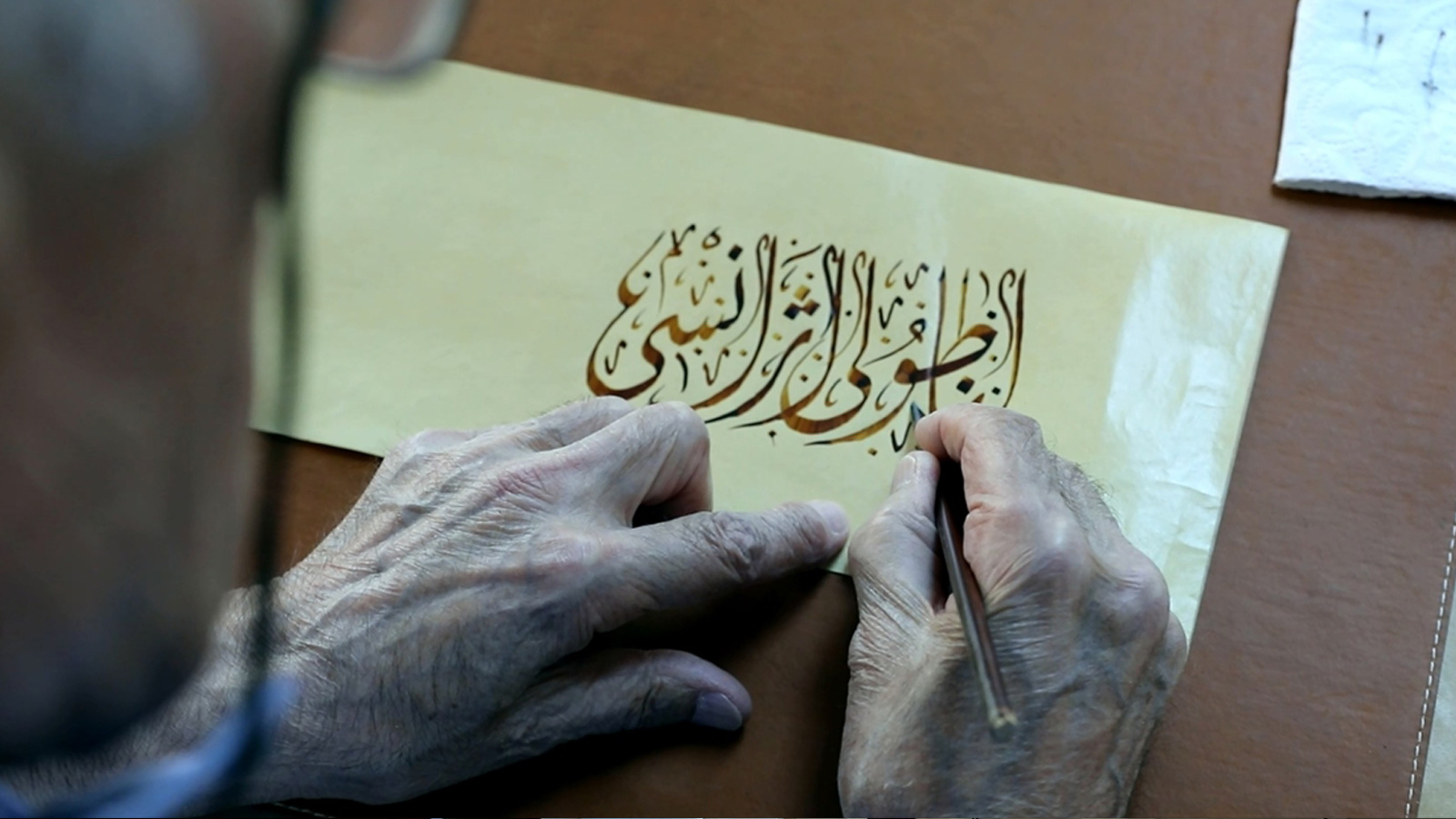 ‪طوران سيفغيلي أشار إلى أن فن الخط العربي يتطلب الصبر والعمل الكثيف والعزيمة القوية‬  (الأناضول)