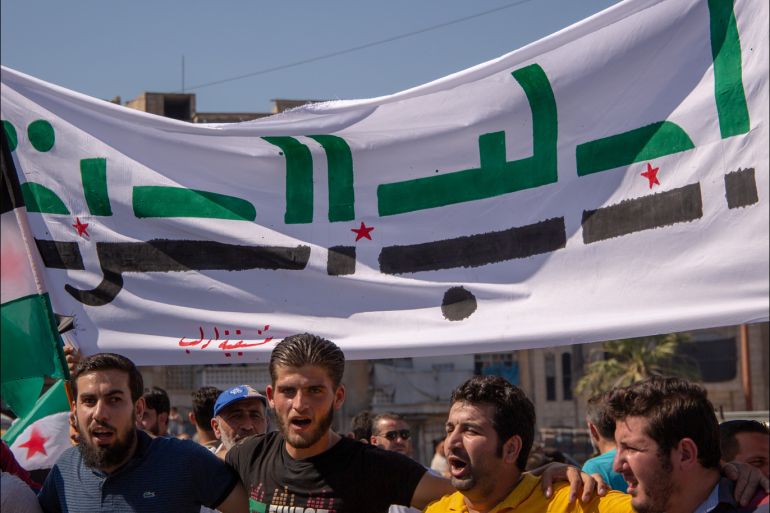 سوريا، إدلب 28 أيلول سبتمبر 2018 متظاهرين يهتفون للثورة السورية ويطالبون برحيل الأسد خلال مظاهرة بمدينة إدلب.