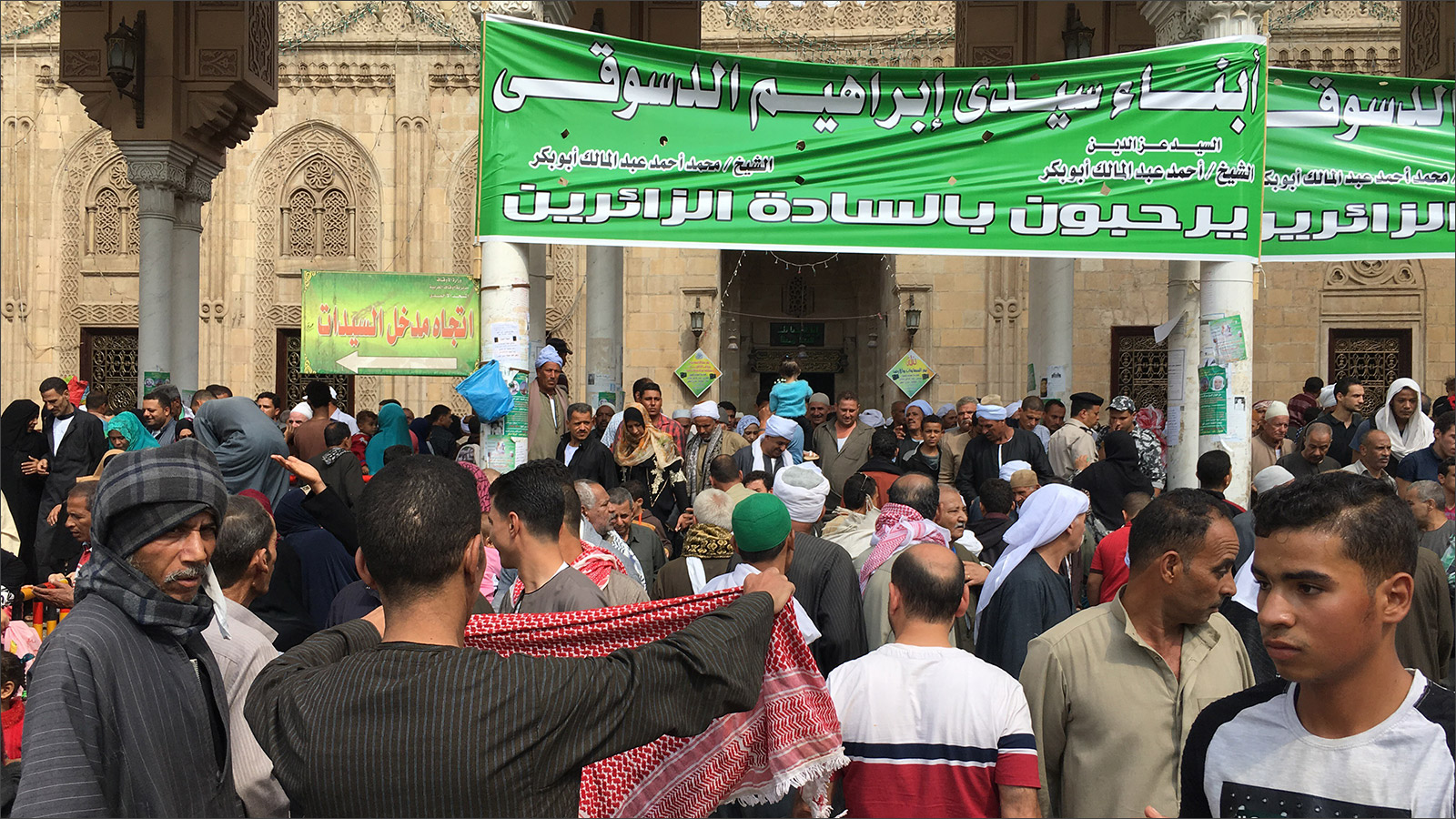 ‪آلاف المصريين يشاركون في الاحتفال بمولد السيد البدوي في مدينة طنطا‬ (الجزيرة)