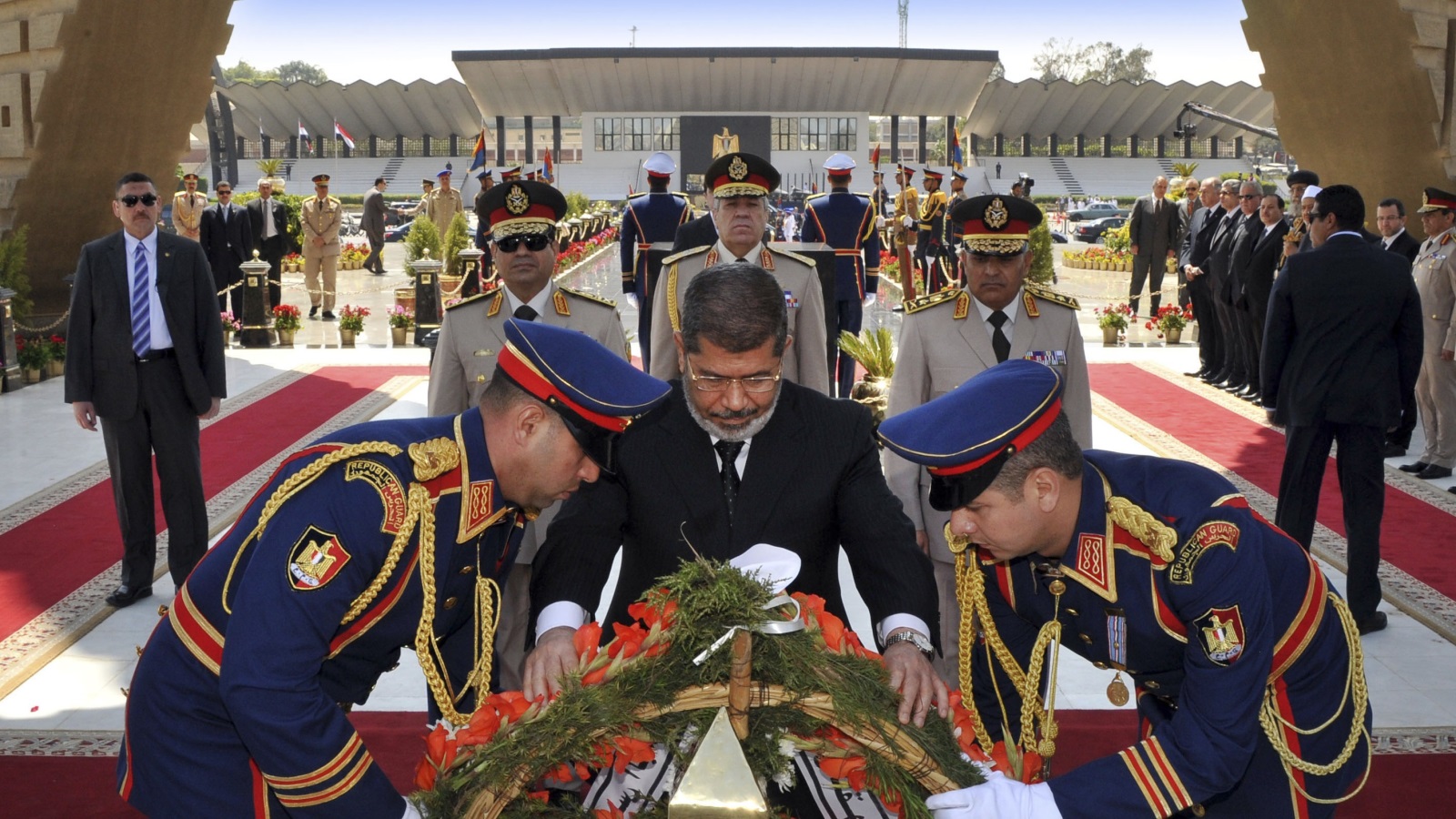 ‪الرئيس محمد مرسي أول رئيس مدني منتخب بمصر وخلفه‬ (رويترز)