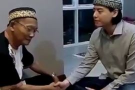 فنان إندونيسي يعتنق الإسلام 1