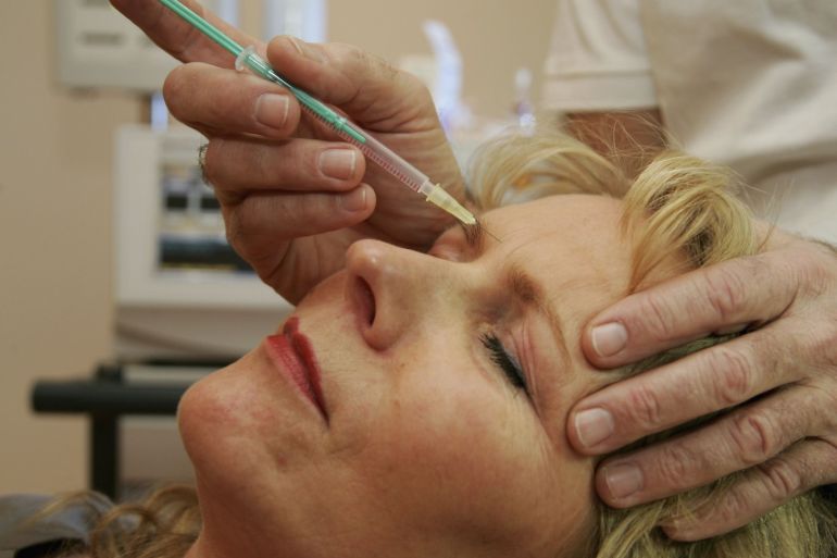 BERLIN - JANUARY 29: A doctor injects a patient with Botox at a cosmetic treatment center January 29, 2007 in Berlin, Germany. Over 50,000 people in Germany receive the treatment every year and its popularity is rising, despite warnings from health specialists over the nerve toxin?s side effects. (Photo by Andreas Rentz/Getty Images)