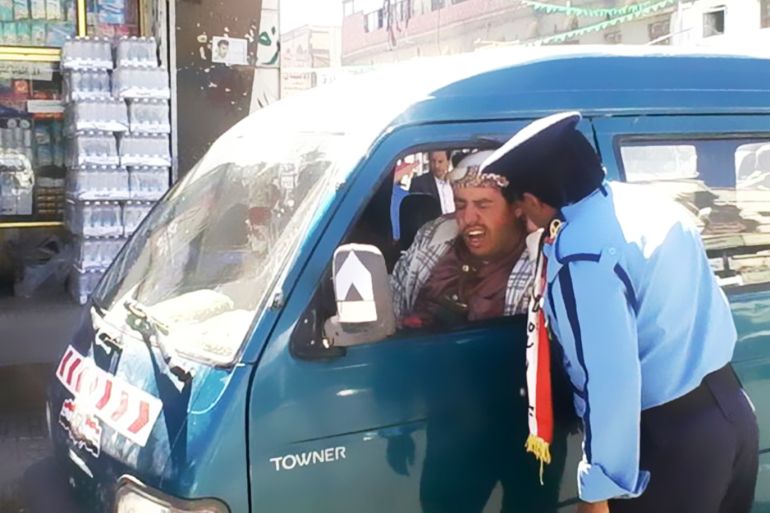 سائق مخالف يتعرض للقرص من شرطي المرور علي عيسى (الجزيرة نت)