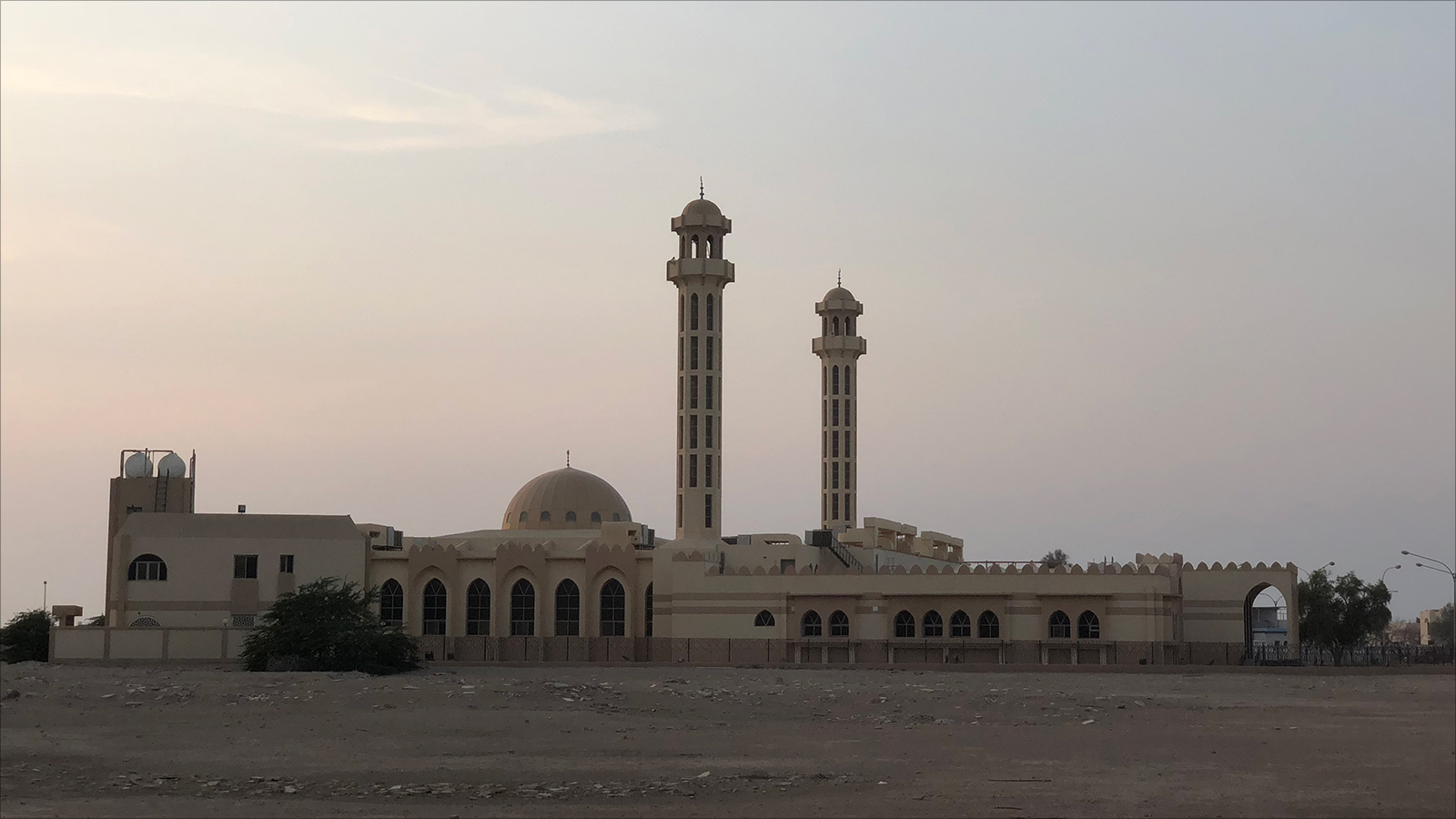 عطل غياب المصلين افتتاح هذا المسجد المكتمل منذ 5 سنوات(الجزيرة نت)