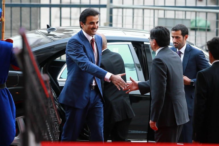 أمير دولة قطر الشيخ تميم بن حمد آل ثاني لدى وصوله إلى القصر الرئاسي في كيتو عاصمة الإكوادور (الأوروبية)