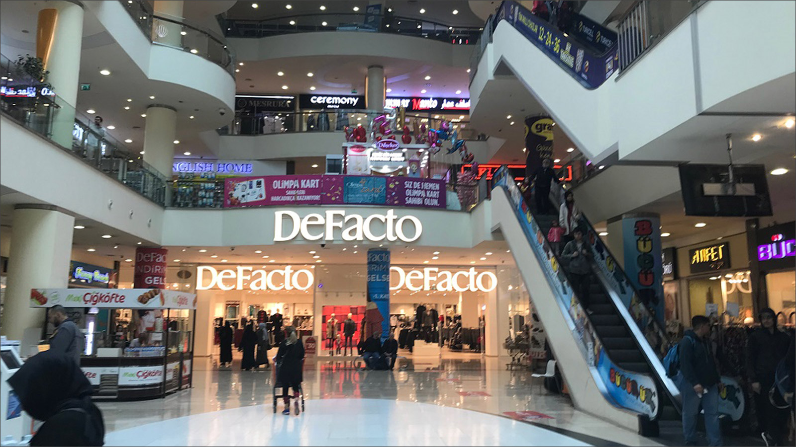 ‪ديفاكتو من متاجر الملابس ذات العلامات التجارية الشهيرة في تركيا‬ (الجزيرة)