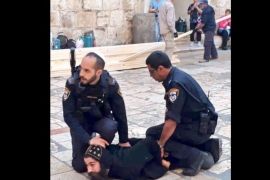 جنود من الشرطة الإسرائيلية يعتدون على أحد رهبان دير السلطان في القدس المحتلة