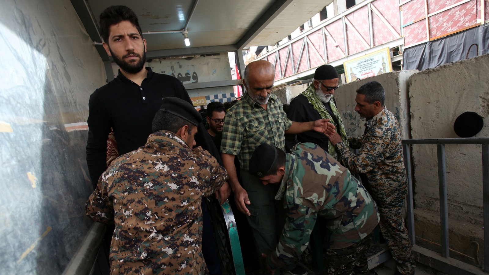 ‪قوات أمن عراقية تفتش زوارا يتجهون نحو ضريح الحسين في كربلاء‬ (رويترز)