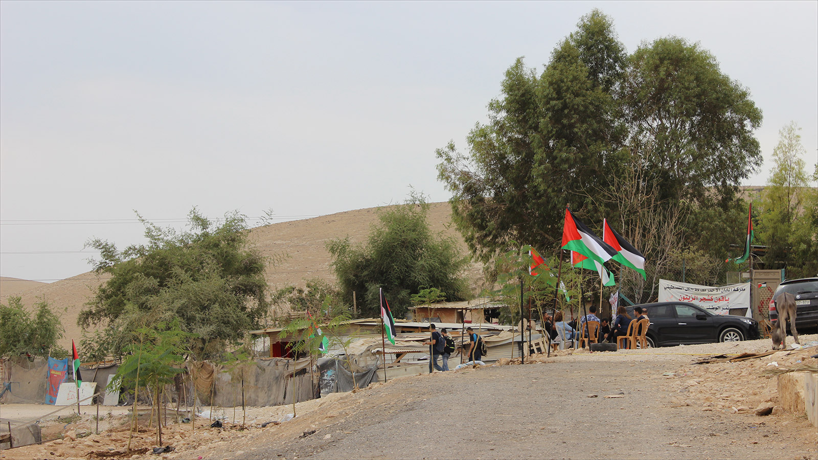 ‪الأعلام الفلسطينية ترفرف في تجمع الخان الأحمر‬ (الجزيرة)