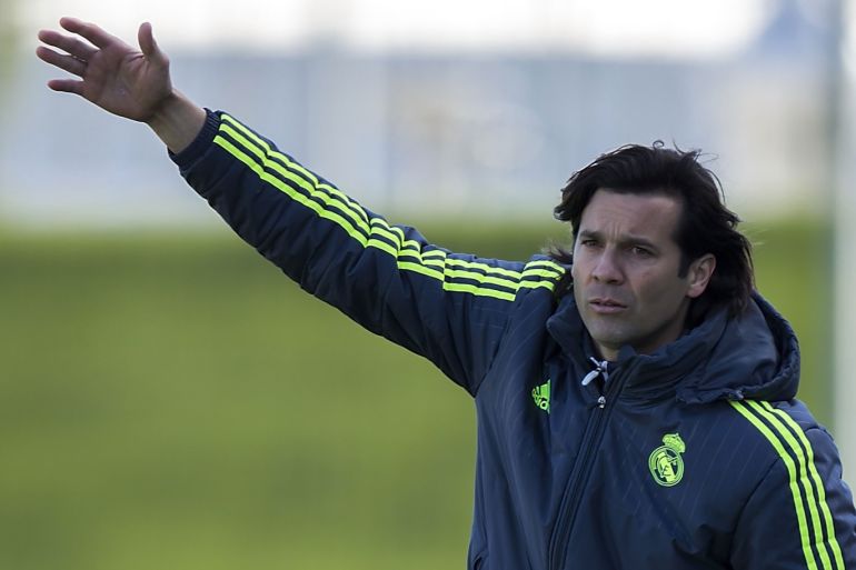 MADRID, SPAIN - MARCH 08: Head coach Santiago Solari of Real Madrid CF gives instructions during the UEFA Youth League Quarter Finals match between Real Madrid CF and SL Benfica at Estadio Alfredo Di Stefano on March 8, 2016 in Madrid, Spain. (Photo by Gonzalo Arroyo Moreno/Getty Images)