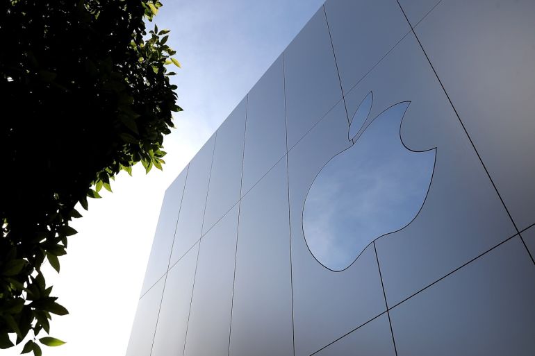 SAN FRANCISCO, CA - FEBRUARY 01: The Apple logo is displayed on the exterior of an Apple Store on February 1, 2018 in San Francisco, California. Apple will report quarterly earnings after the closing bell. Justin Sullivan/Getty Images/AFP== FOR NEWSPAPERS, INTERNET, TELCOS & TELEVISION USE ONLY ==