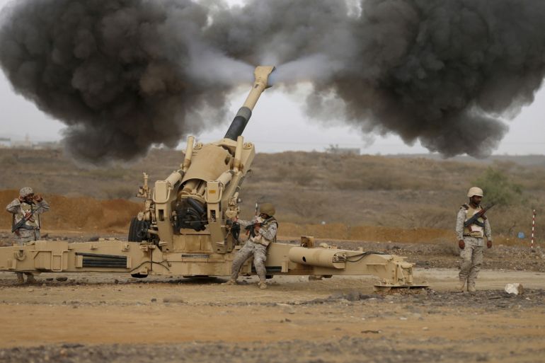 Saudi army artillery fire shells towards Houthi positions from the Saudi border with Yemen April 13, 2015. REUTERS/Faisal Al Nasser TPX IMAGES OF THE DAY