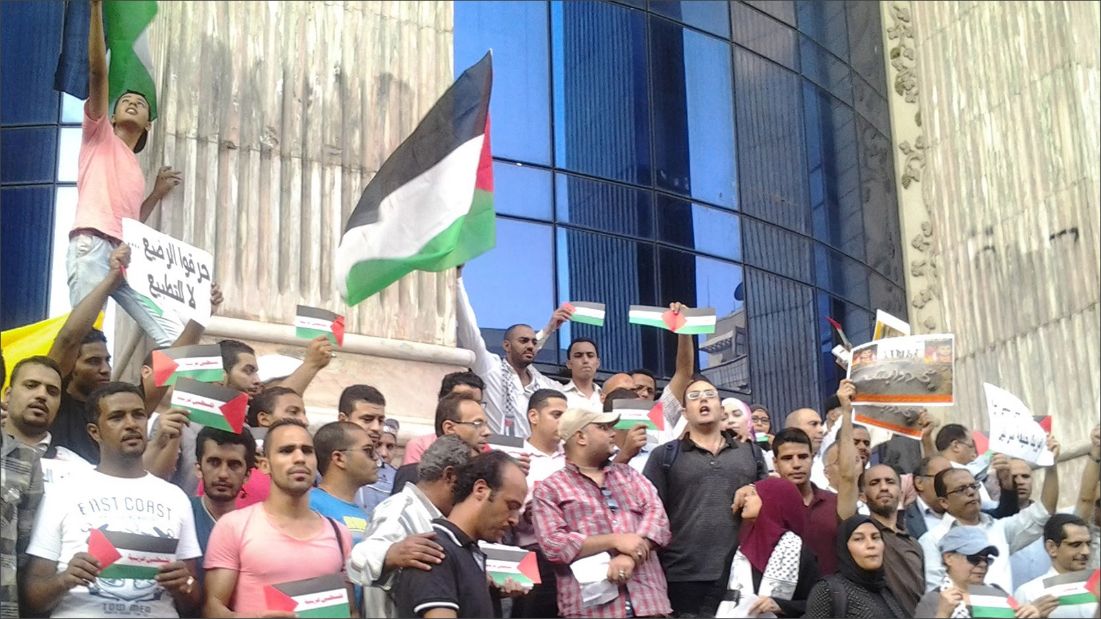 التظاهر بالشوارع المصرية دعما للفلسطينيين لم يعد ممكنا منذ أن وصل السيسي إلى السلطة (الجزيرة)