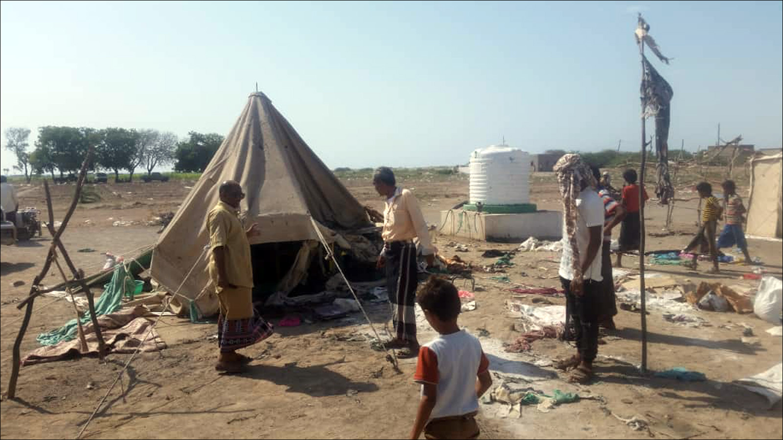 ‪سقوط قذيفة للحوثيين على مخيم للنازحين في الخوخة‬  (الجزيرة)