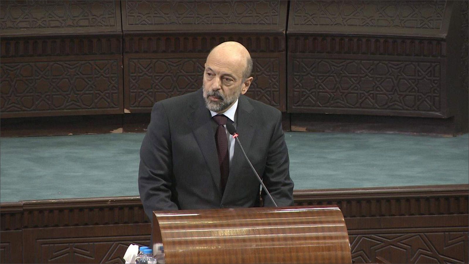 ‪الرزاز أقر بتحمل المسؤولية وتعهد بمحاسبة المقصرين‬  الرزاز أقر بتحمل المسؤولية وتعهد بمحاسبة المقصرين (الجزيرة)