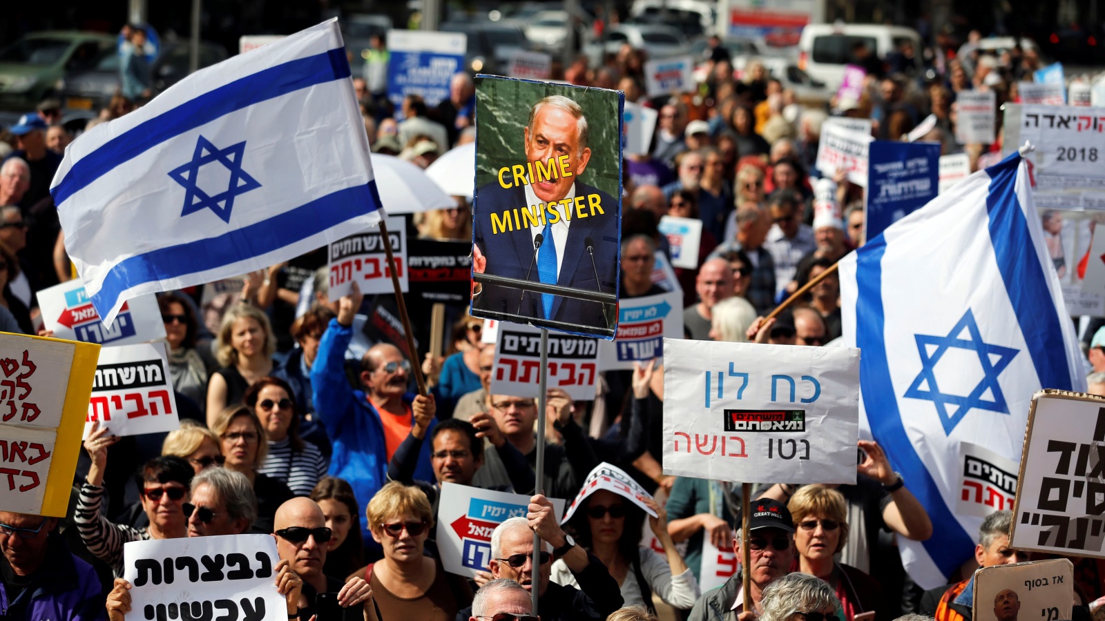 ‪الإسرائيليون تظاهروا في فبراير/شباط الماضي مطالبين برحيل نتنياهو بعد اتهامه بالفساد‬ الإسرائيليون تظاهروا في فبراير/شباط الماضي مطالبين برحيل نتنياهو بعد اتهامه بالفساد (رويترز)