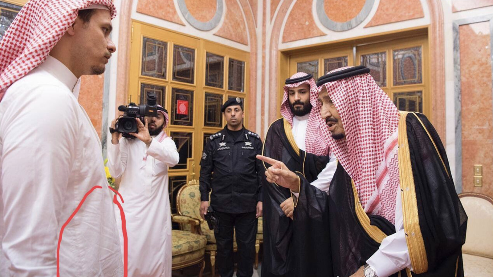 الملك سلمان يعزي ابن خاشقجي في قصره الملكي (مواقع التواصل الاجتماعي)