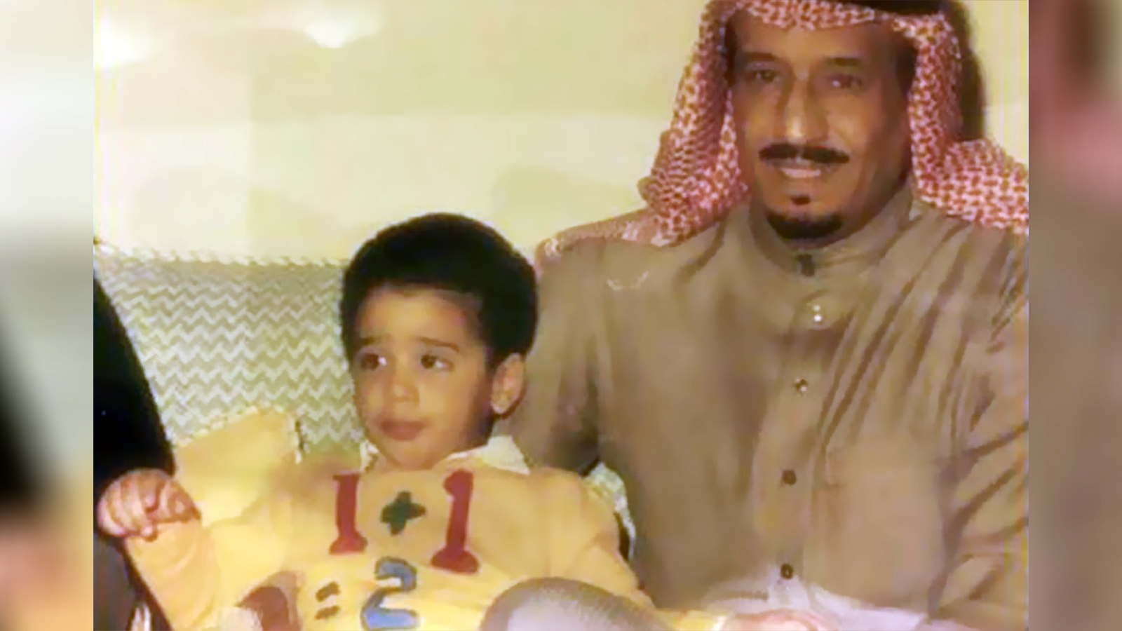 ولي العهد السعودي محمد بن سلمان الطفل في حضن والده الملك سلمان (مواقع التواصل الاجتماعي)