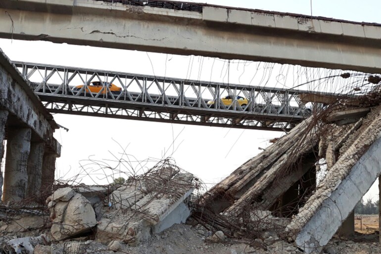 التجسير الحديدي لأحد الجسور المدمرة في الموصل