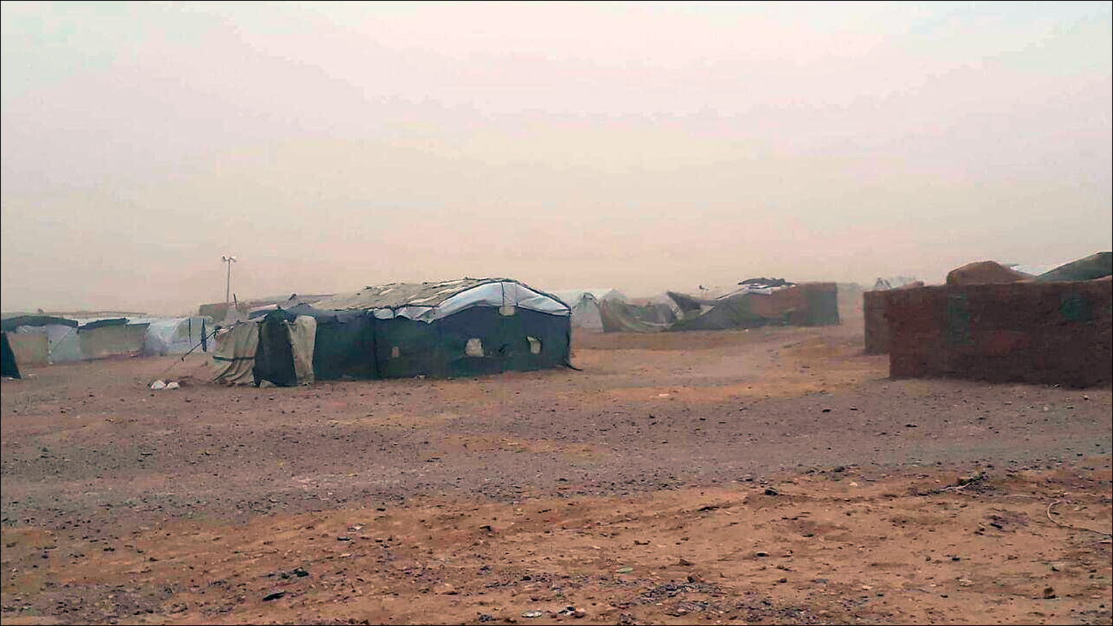 ‪مخيم الركبان يواجه حصار النظام وحيدا وسط الصحراء‬ (الجزيرة)