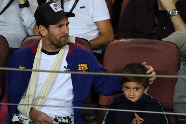 BARCELONA, SPAIN - OCTOBER 24: Lionel Messi of Barcelona and his son Thiago Messi Roccuzzo looks on during the Group B match of the UEFA Champions League between FC Barcelona and FC Internazionale at Camp Nou on October 24, 2018 in Barcelona, Spain. (Photo by David Ramos/Getty Images)