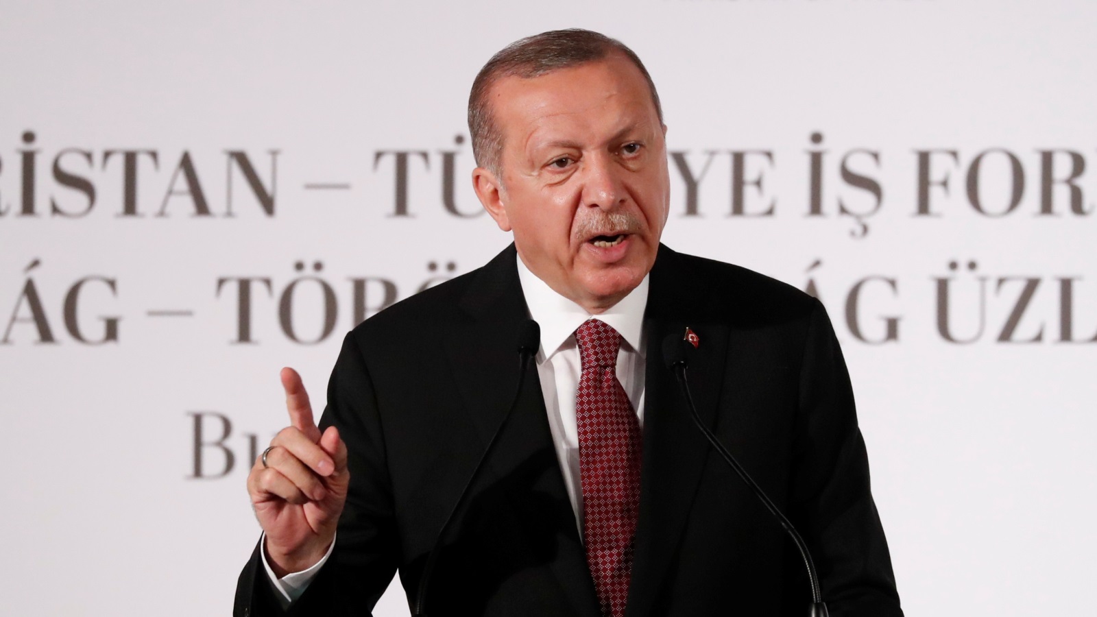 أردوغان شدد على أن الخنادق لن تمنع الجيش التركي من دخول مدينة منبج (رويترز)