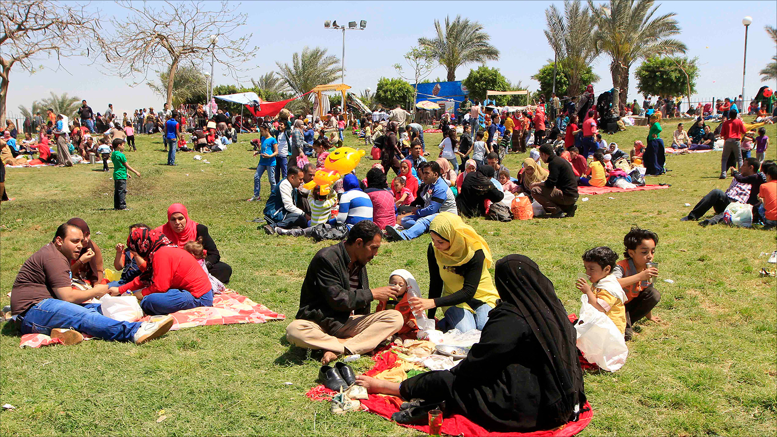 ‪مجالات محدودة أمام الأسر المصرية لنيل قسط من الترفيه يخفف ضغوط الواقع‬ (الجزيرة)
