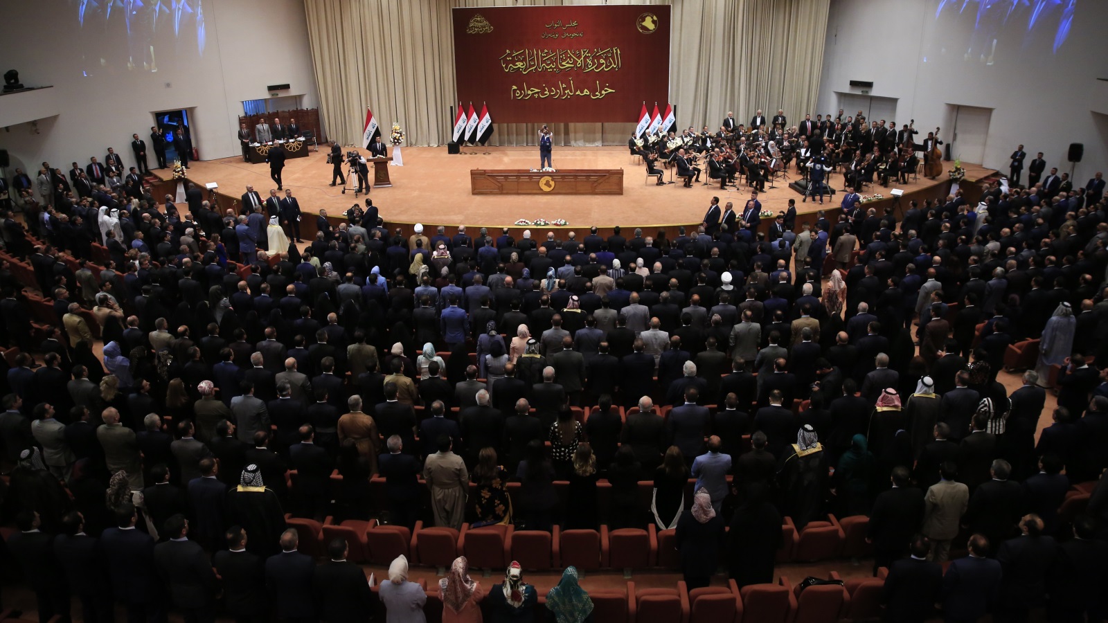 هيمنة الأحزاب واللوبيات من أبرز المعضلات التي تواجه رئيس الوزراء العراقي الجديد (الأناضول)