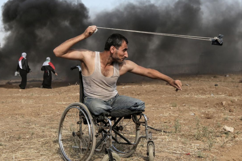 شاب فلسطيني يشارك في مسيرات العودة (محمود همص - الفرنسية)