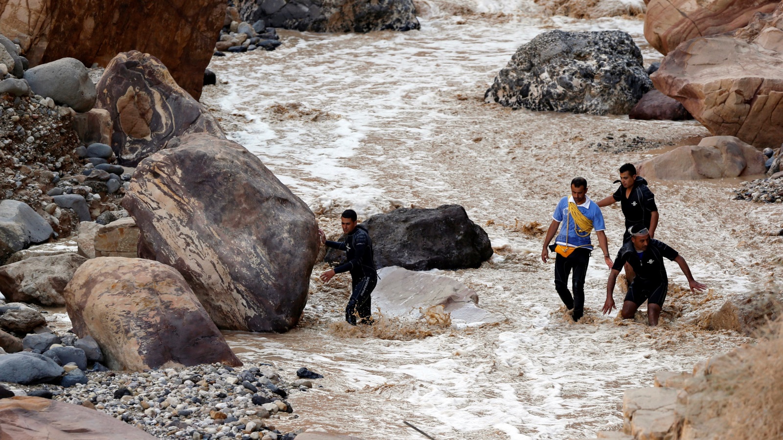 ‪عمليات الإنقاذ ما تزال متواصلة أملا في العثور على مفقودين‬ (رويترز)