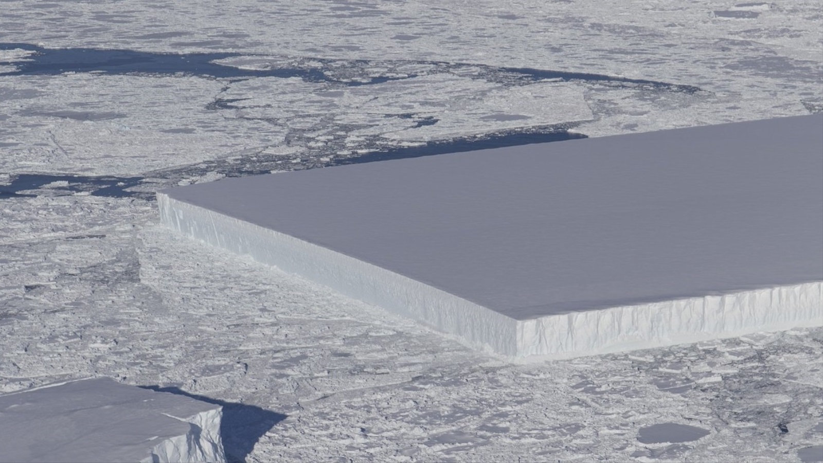 جبل جليدي مستطيل الشكل ذو سطح مستو تماما بشكل مثير للدهشة من  بين مجموعة جبال جليدية اكتشفت الشهر الماضي (مشروع ناسا آيس بريدج)