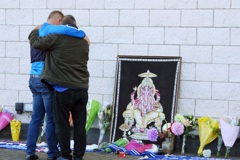 epa07126029 People leave flowers outside the King Power stadium in Leicester, Britain, 28 October 2018. According to reports on 27 October 2018, a helicopter of Leicester City owner Vichai Srivaddhanaprabha, has crashed and burst into flames outside King Power Stadium in Leicester after the Premier League soccer match between Leicester City and West Ham United. EPA-EFE/TIM KEETON