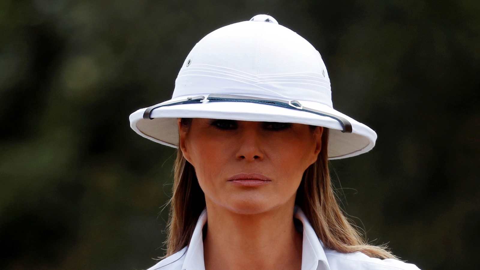 ميلانيا تعرضت لانتقادات بسبب ارتدائها خوذة بيضاء في رحلة سفاري بكينيا (رويترز)