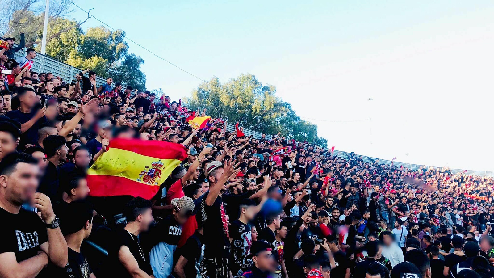‪مئات المغاربة في احتجاج بمدينة تطوان على مقتل حياة بلقاسم وقد رفع بعضهم علم إسبانيا التي يحلم الكثير منهم بالهجرة إليها‬ (مواقع التواصل)