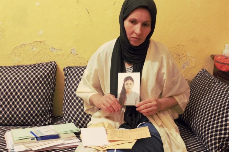 خدوج حمدوني تحمل صورة ابنتها حياة بلقاسم التي قتلت برصاص البحرية المغربية وهي تحاول الهجرة بطريقة غير نظامية إلى إسبانيا