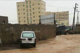 السيول تحاصر المنازل في محافظة المهرة - تويتر.