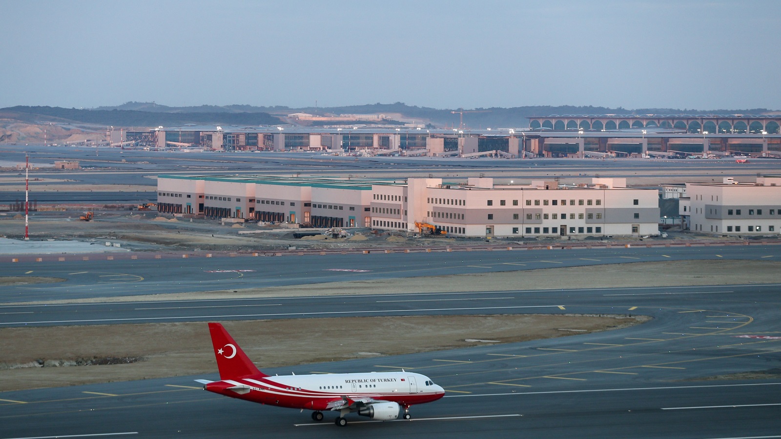 ‪طائرة الرئيس أردوغان تقوم بأول هبوط على الإطلاق في مطار إسطنبول الجديد‬ (الأناضول)