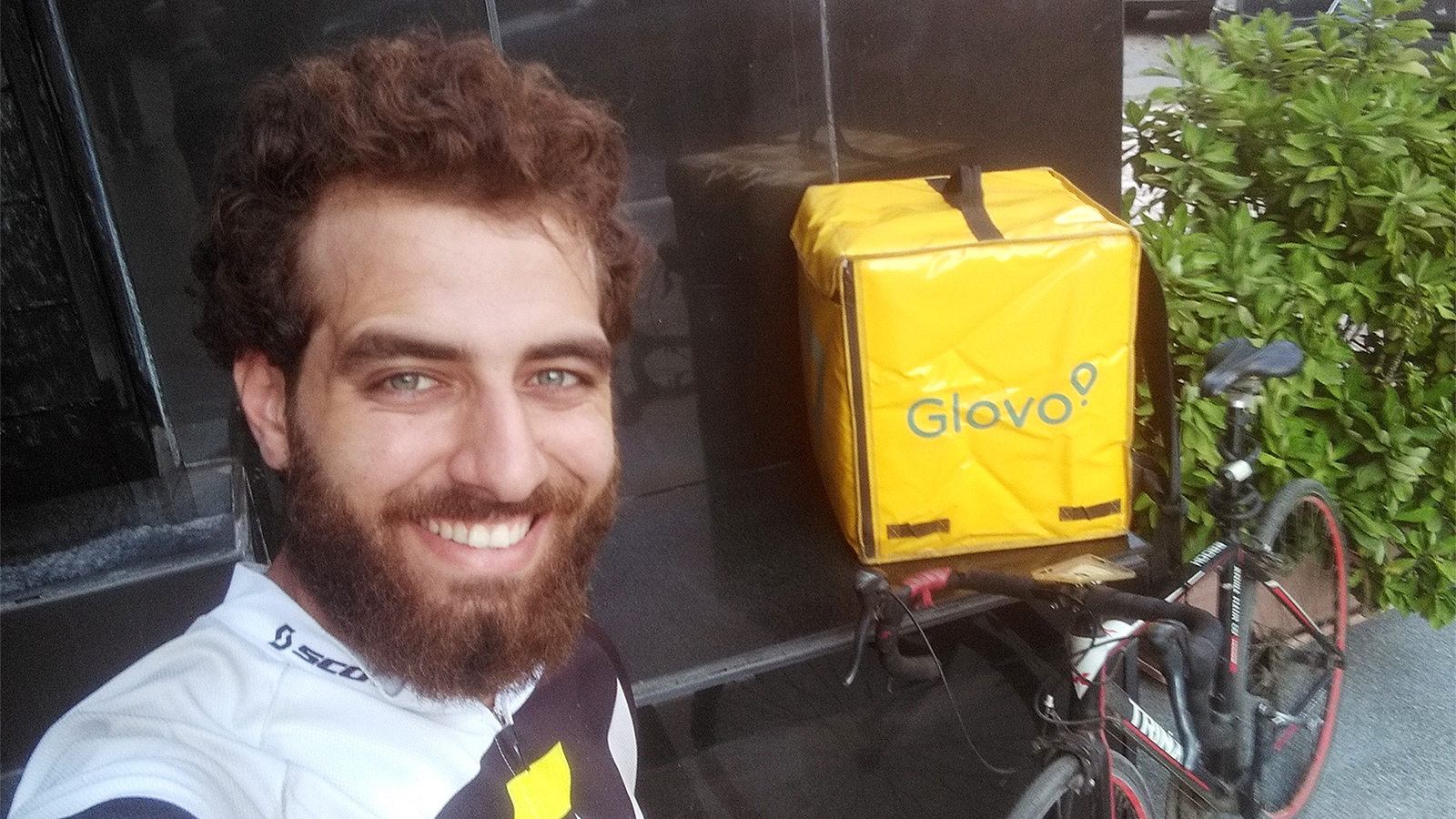 حب عدنان لركوب الدراجات الهوائية قاده للعمل في توصيل الطلبات بها (الجزيرة)